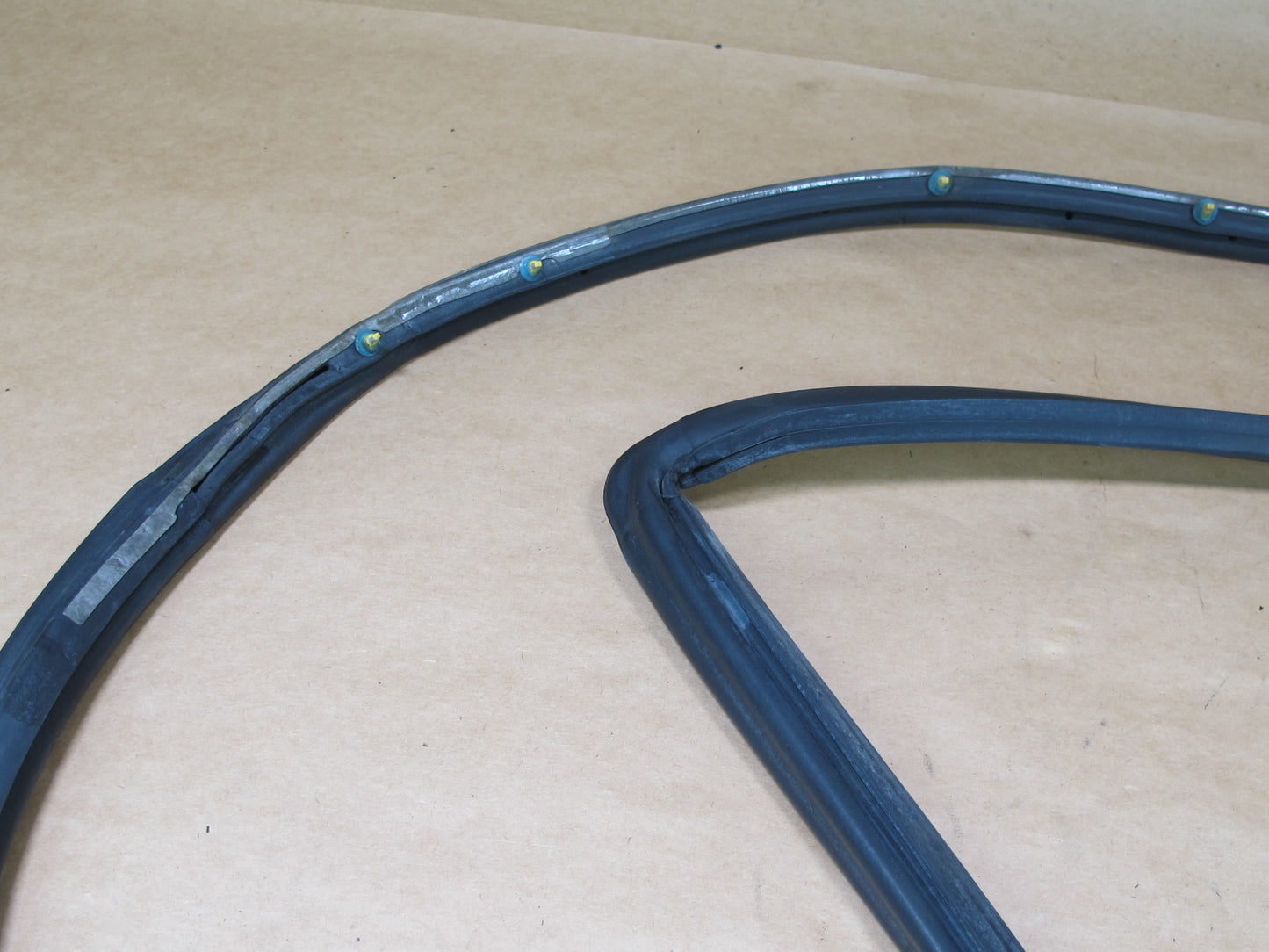 90-94 LEXUS UCF10 LS400 FRONT RIGHT DOOR WEATHERSTRIP RUBBER SEAL OEM