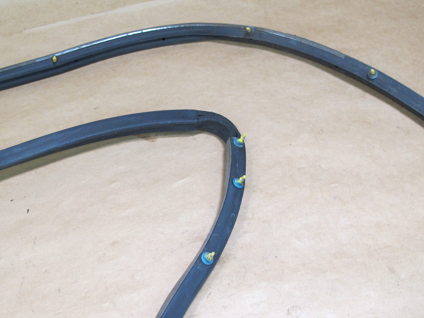 90-94 LEXUS UCF10 LS400 FRONT RIGHT DOOR WEATHERSTRIP RUBBER SEAL OEM