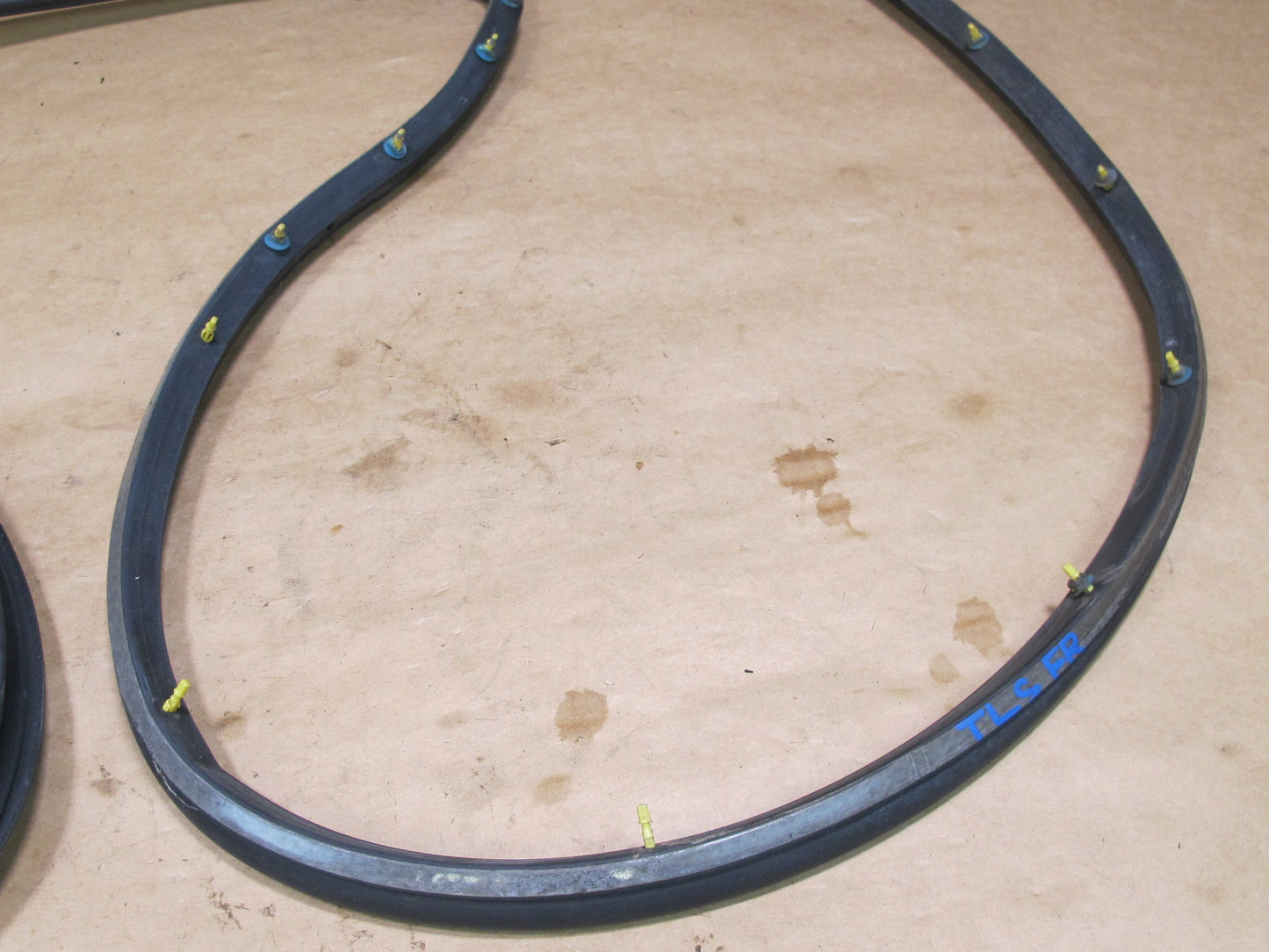 90-94 LEXUS UCF10 LS400 FRONT RIGHT DOOR WEATHERSTRIP RUBBER SEAL OEM