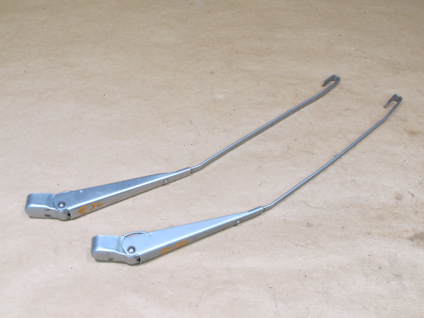 73-85 MERCEDES R107 SET OF 2 FRONT LEFT & RIGHT WIPER ARM OEM