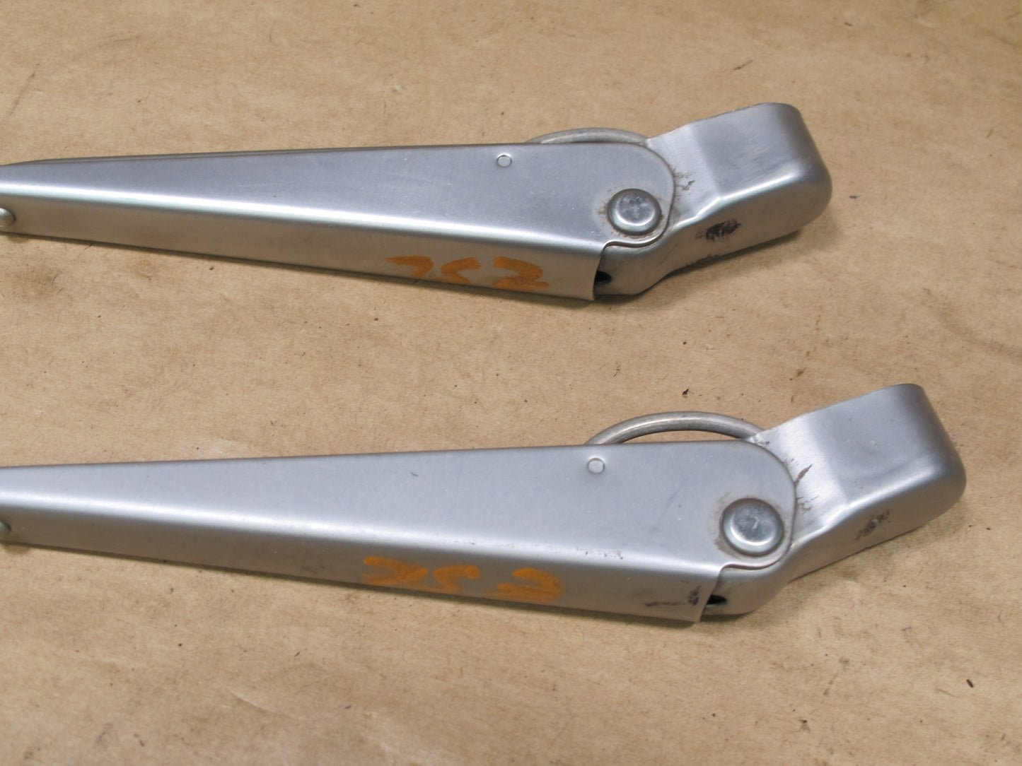 73-85 MERCEDES R107 SET OF 2 FRONT LEFT & RIGHT WIPER ARM OEM