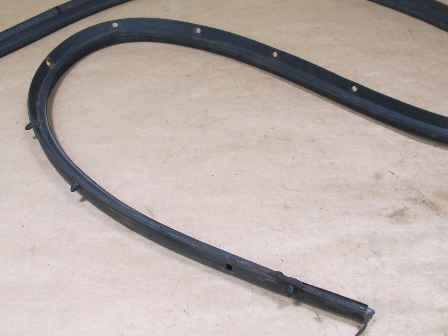 73-85 MERCEDES R107 REAR HARDTOP WEATHERSTRIP RUBBER SEAL OEM