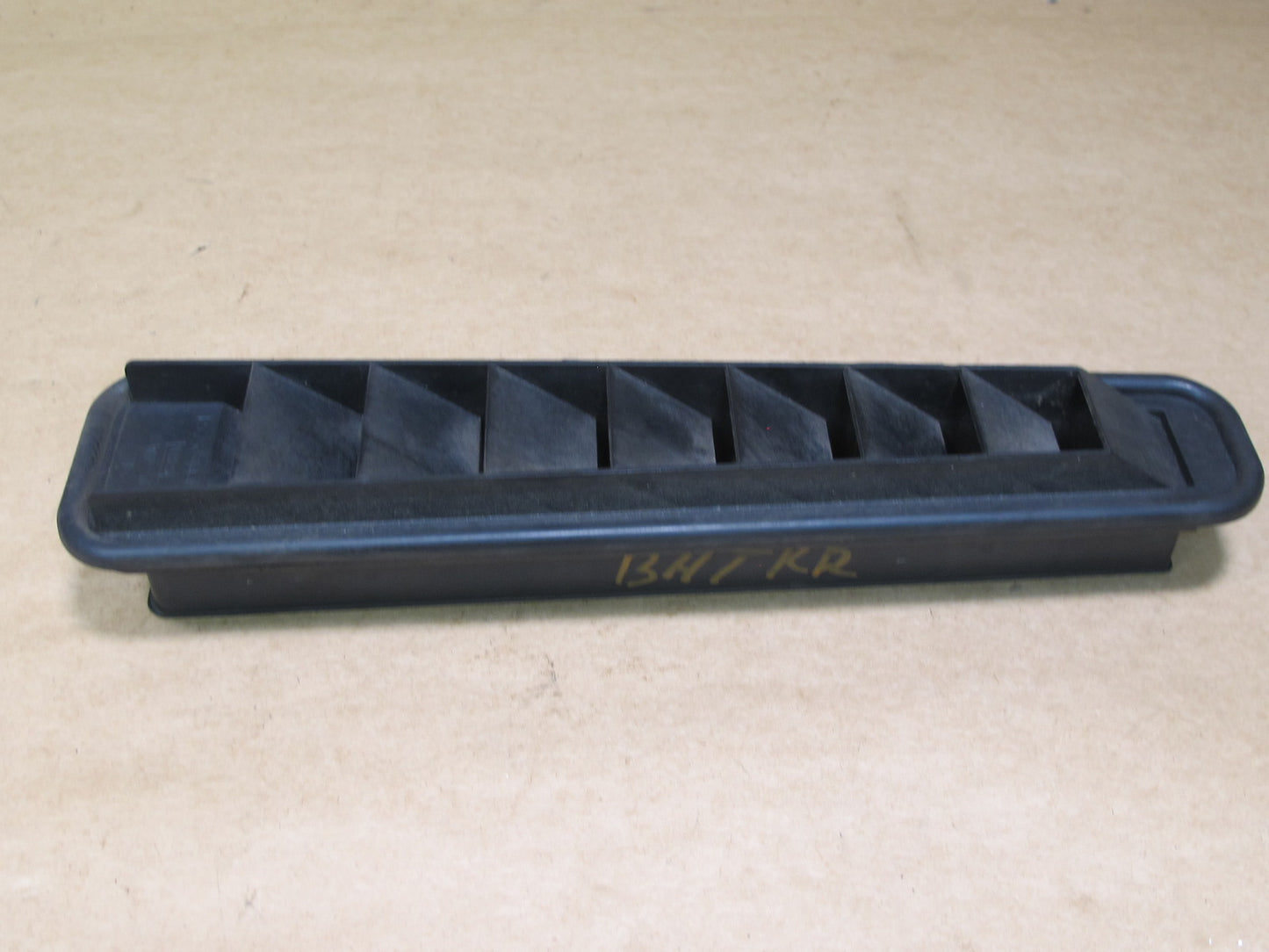 2003-2009 HUMMER H2 REAR QUARTER BODY RIGHT SIDE PRESSURE AIR VENT GRILLE