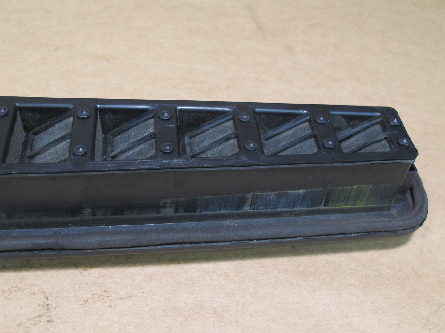 2003-2009 HUMMER H2 REAR QUARTER BODY RIGHT SIDE PRESSURE AIR VENT GRILLE