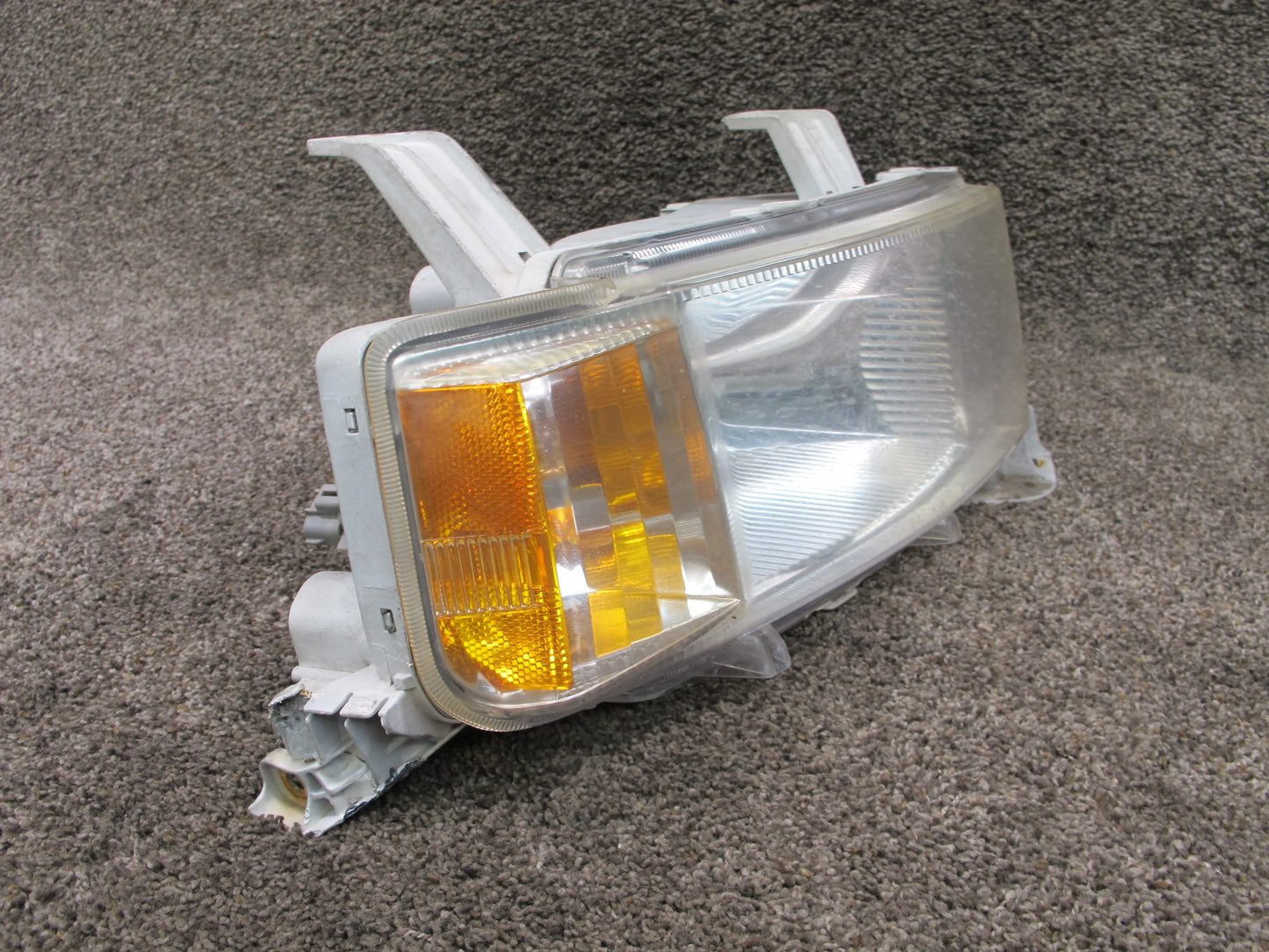 04-06 TOYOTA SCION XB FRONT RIGHT PASS SIDE HALOGEN HEADLIGHT ASSEMBLY OEM