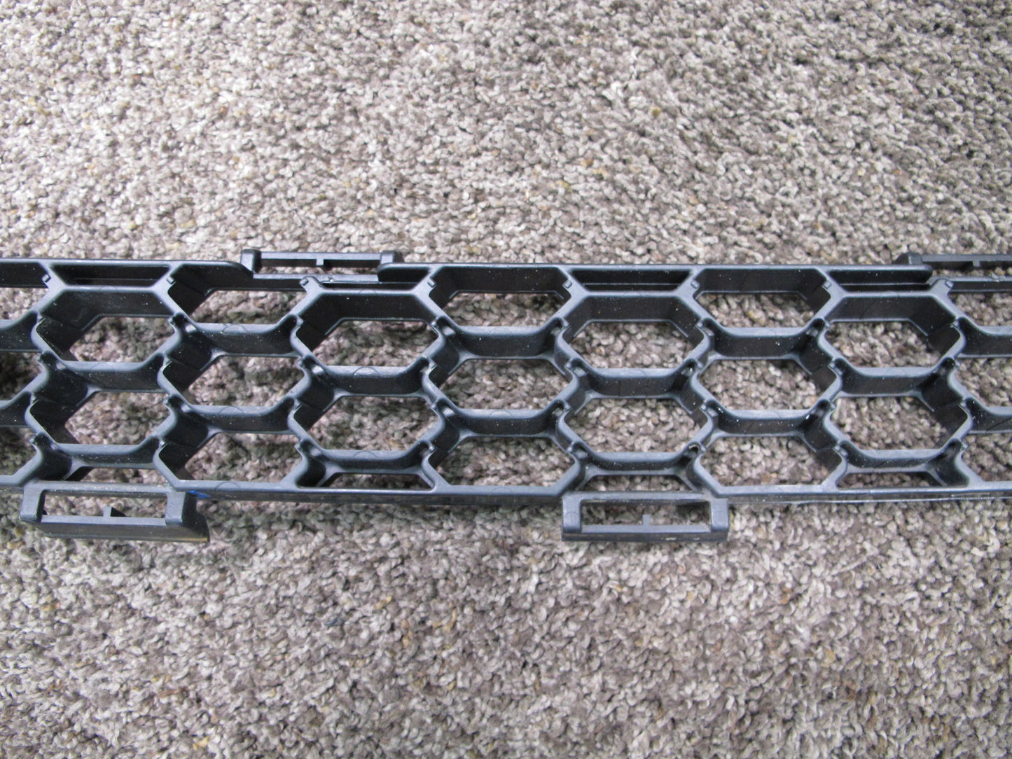 04-06 TOYOTA SCION XB FRONT BUMPER CENTER LOWER GRILLE OEM