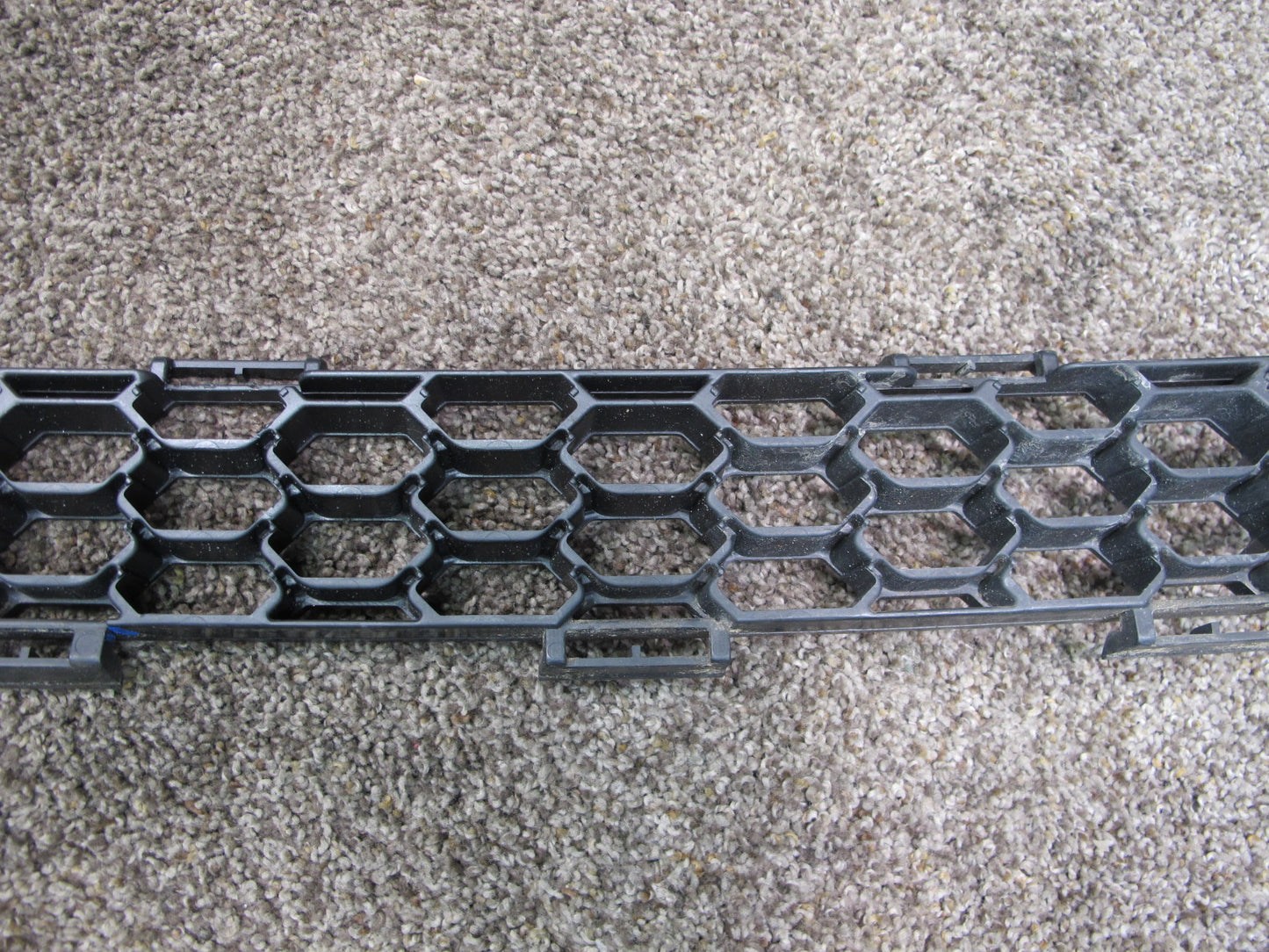 04-06 TOYOTA SCION XB FRONT BUMPER CENTER LOWER GRILLE OEM