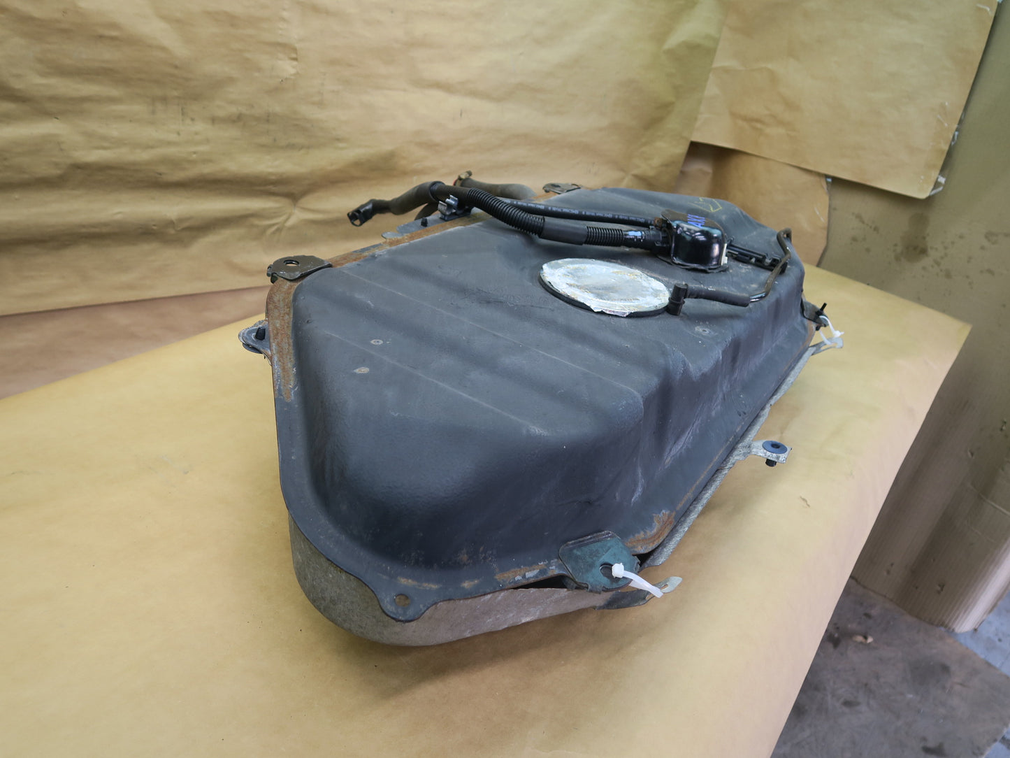 04-06 TOYOTA SCION XB 1.5L GAS FUEL TANK ASSEMBLY OEM