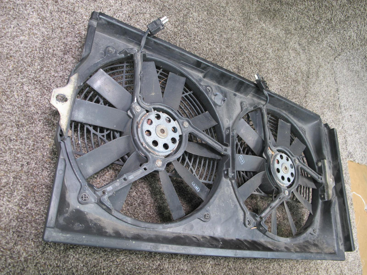 94-02 MERCEDES R129 SL500 SL320 RADIATOR DUAL COOLING FAN & SHROUD OEM